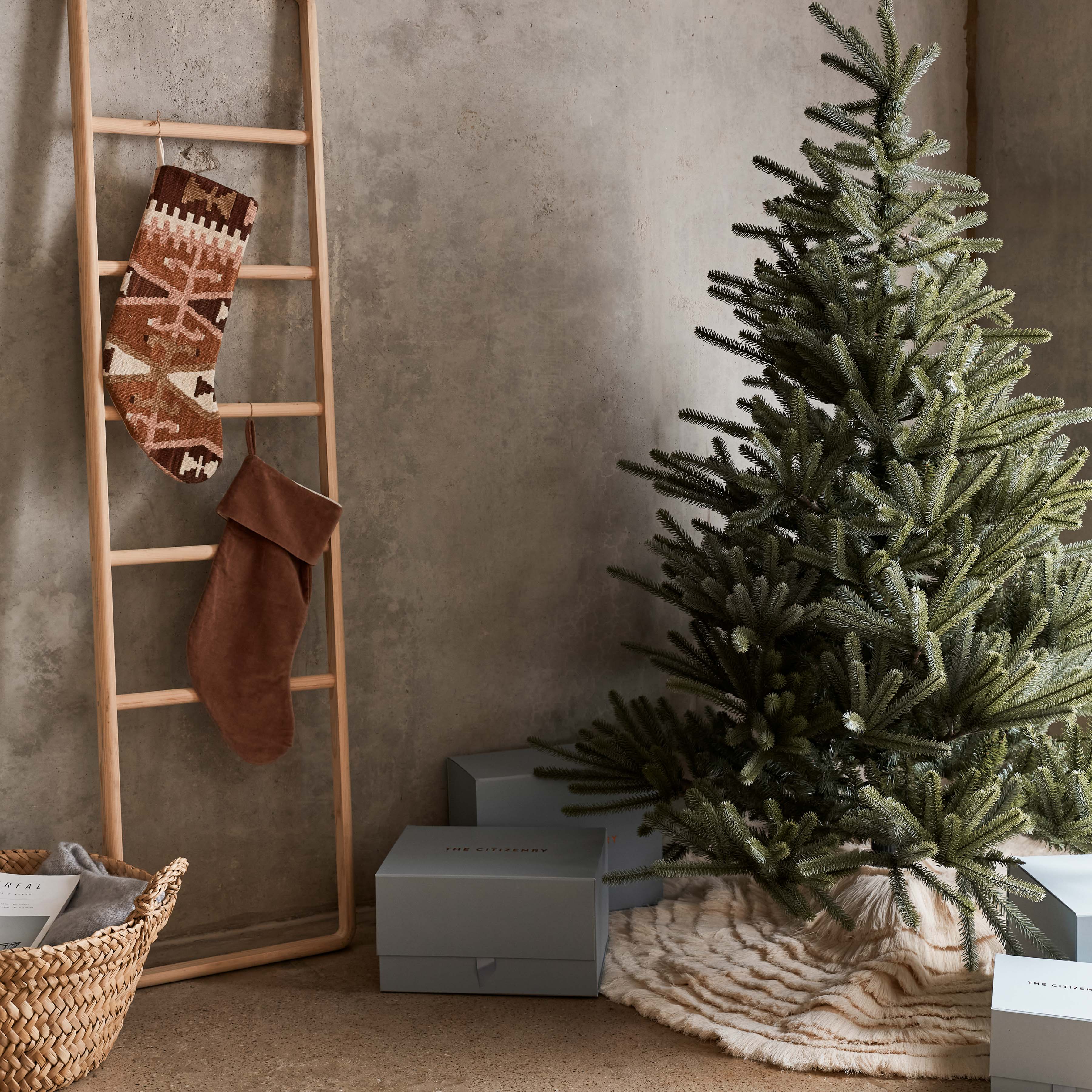 Dorada Tree Skirt - Image 6