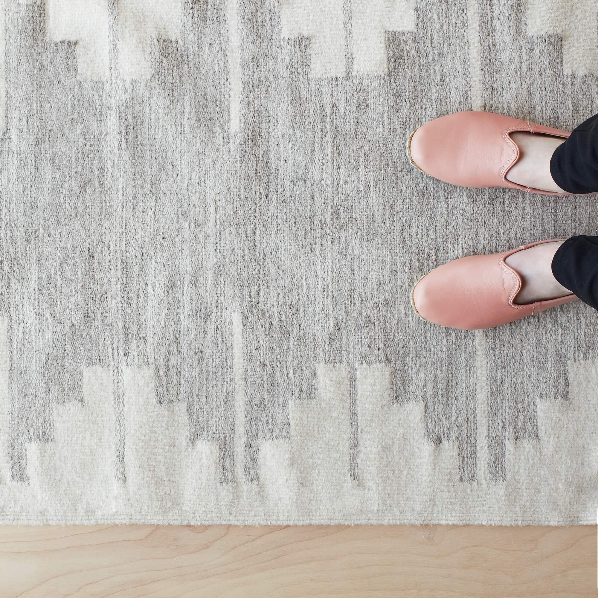 La Cima Handwoven Accent Rug - Grey - Image 2