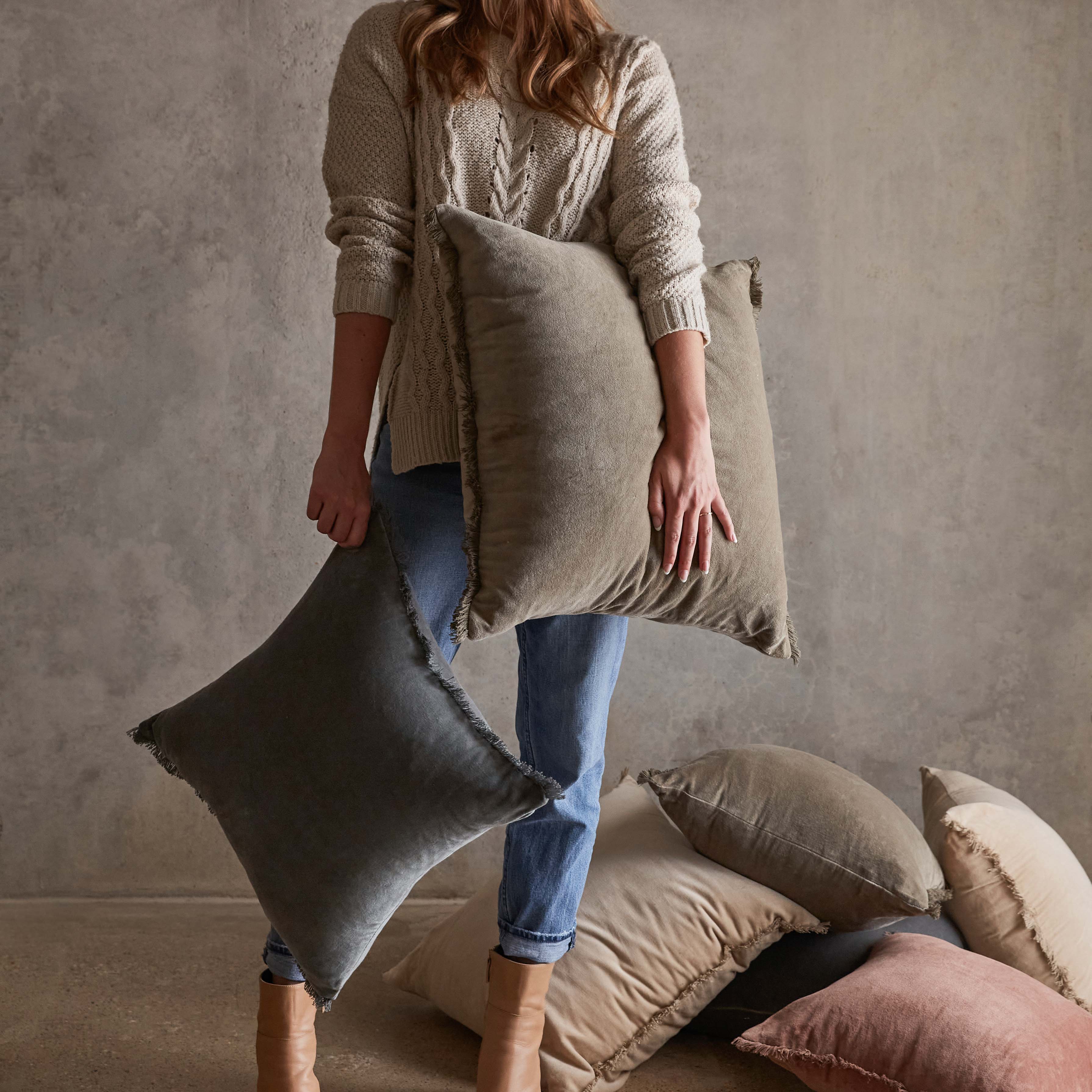 Naveta Velvet Pillow - Image 18