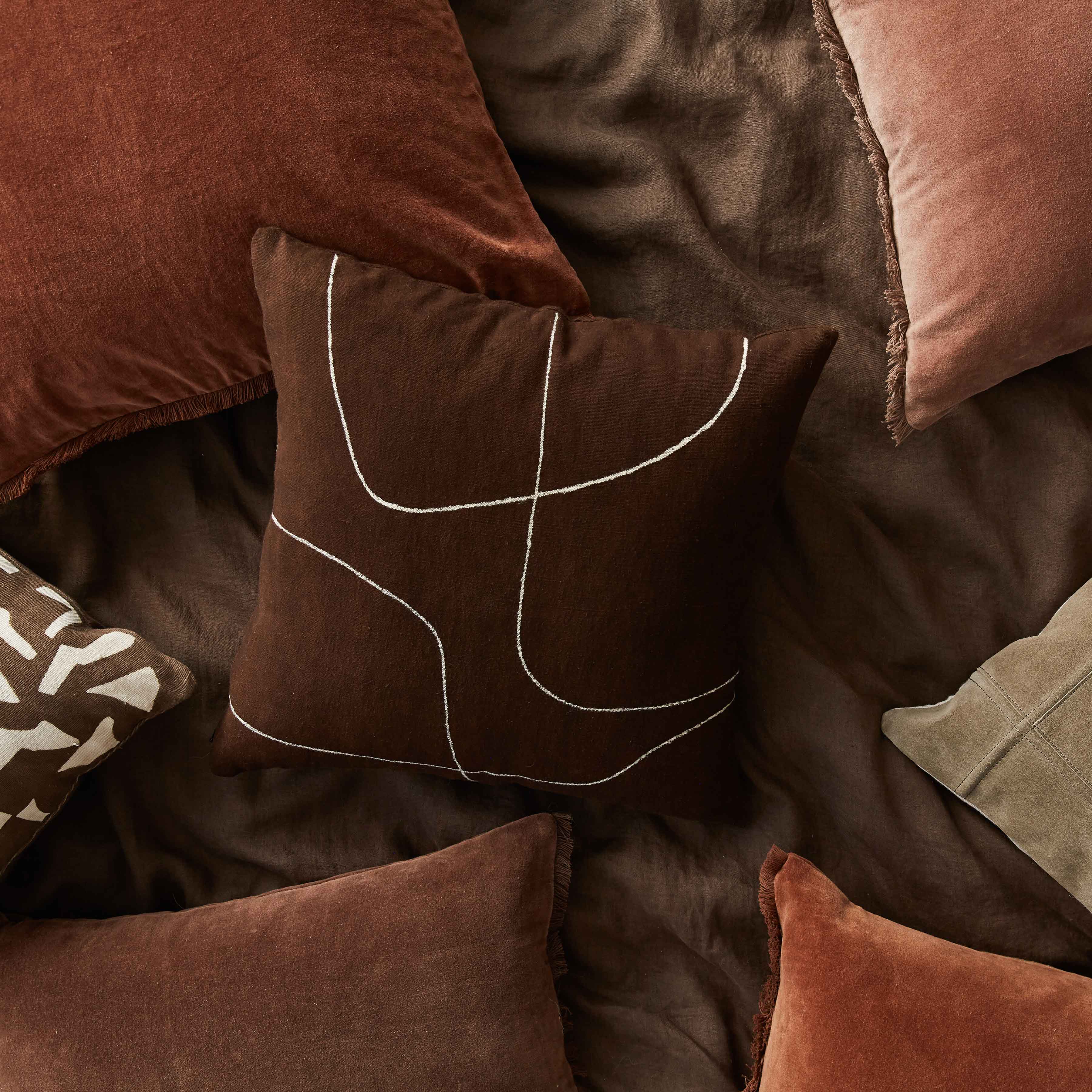Naveta Velvet Pillow - Image 33