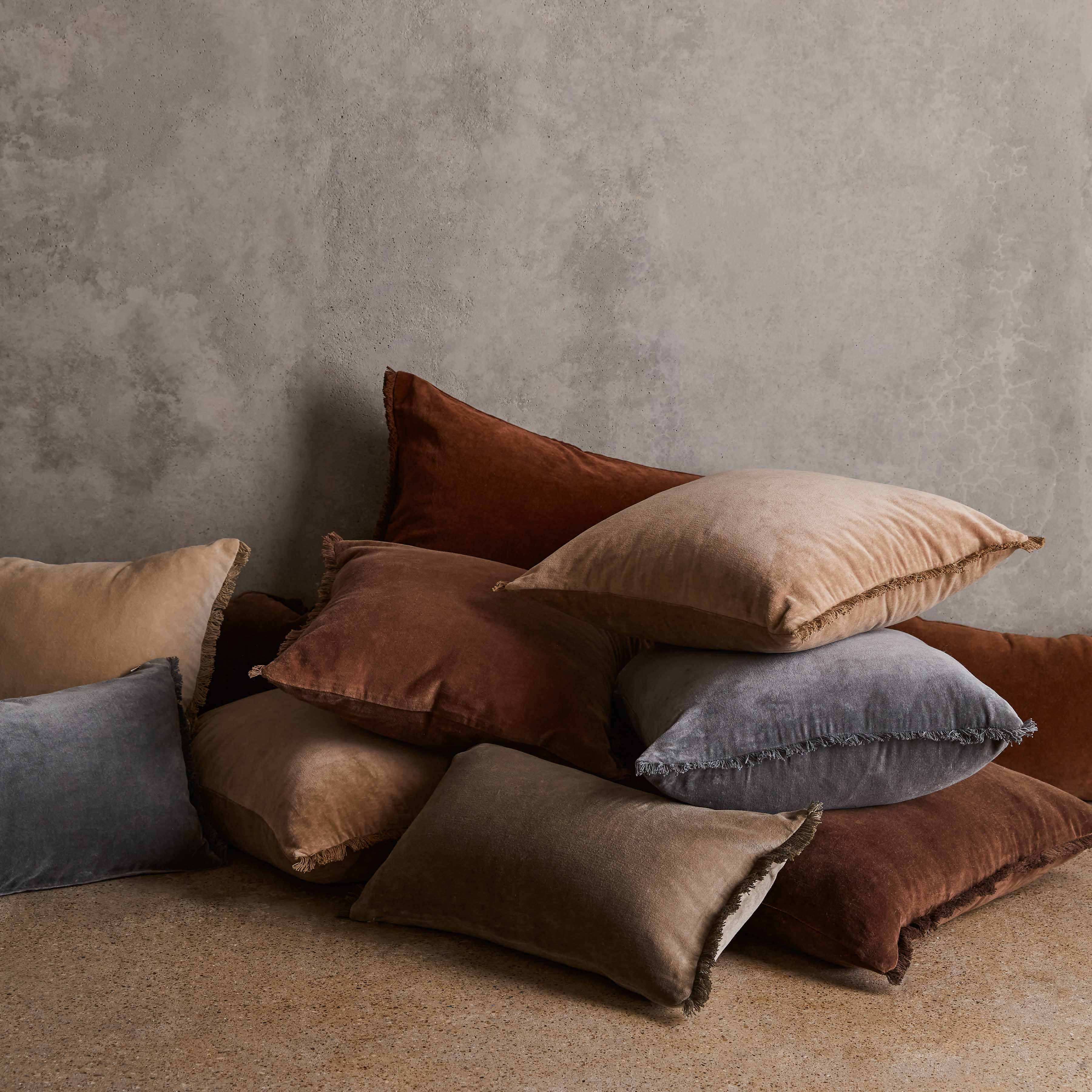 Naveta Velvet Pillow - Image 38