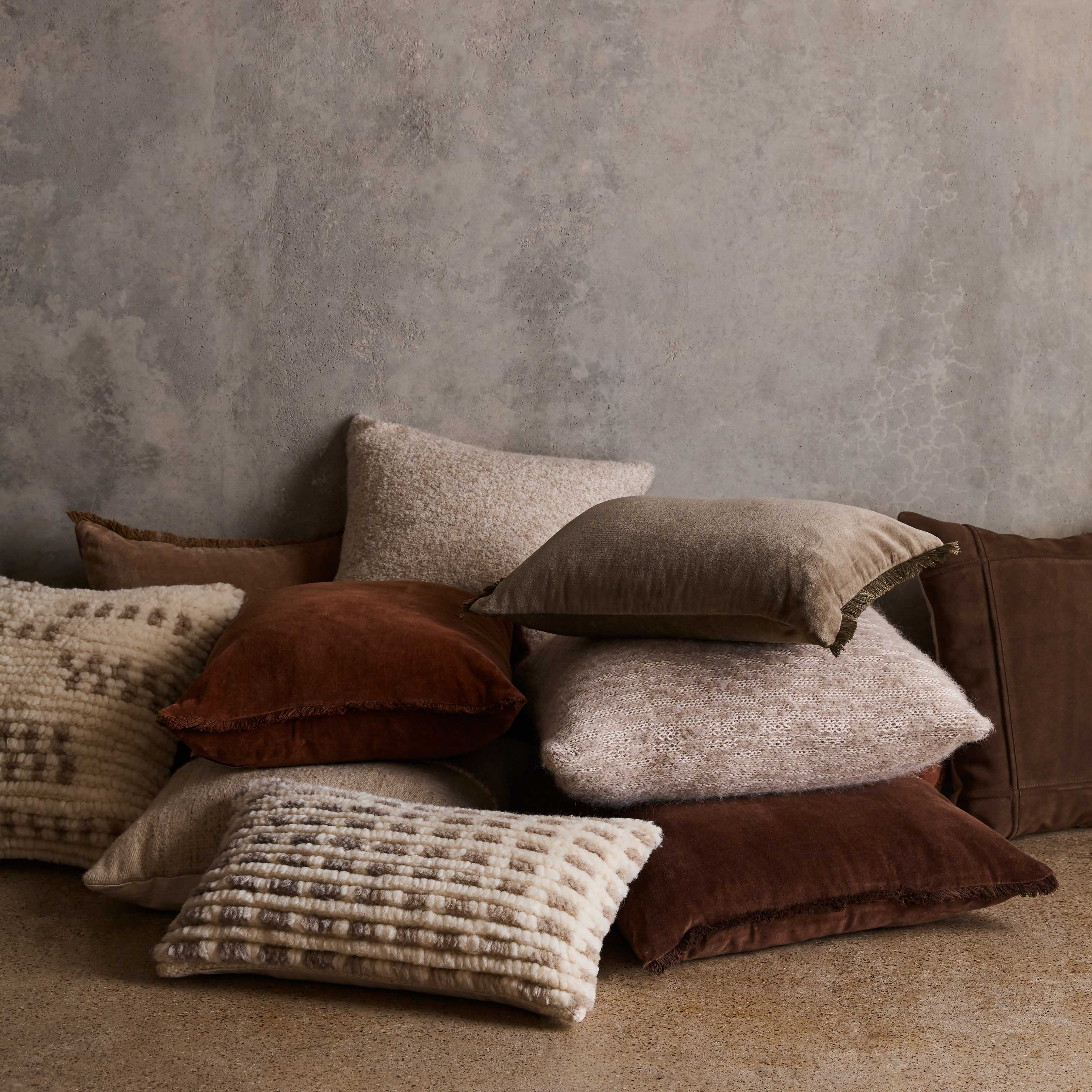 Naveta Velvet Pillow - Image 39
