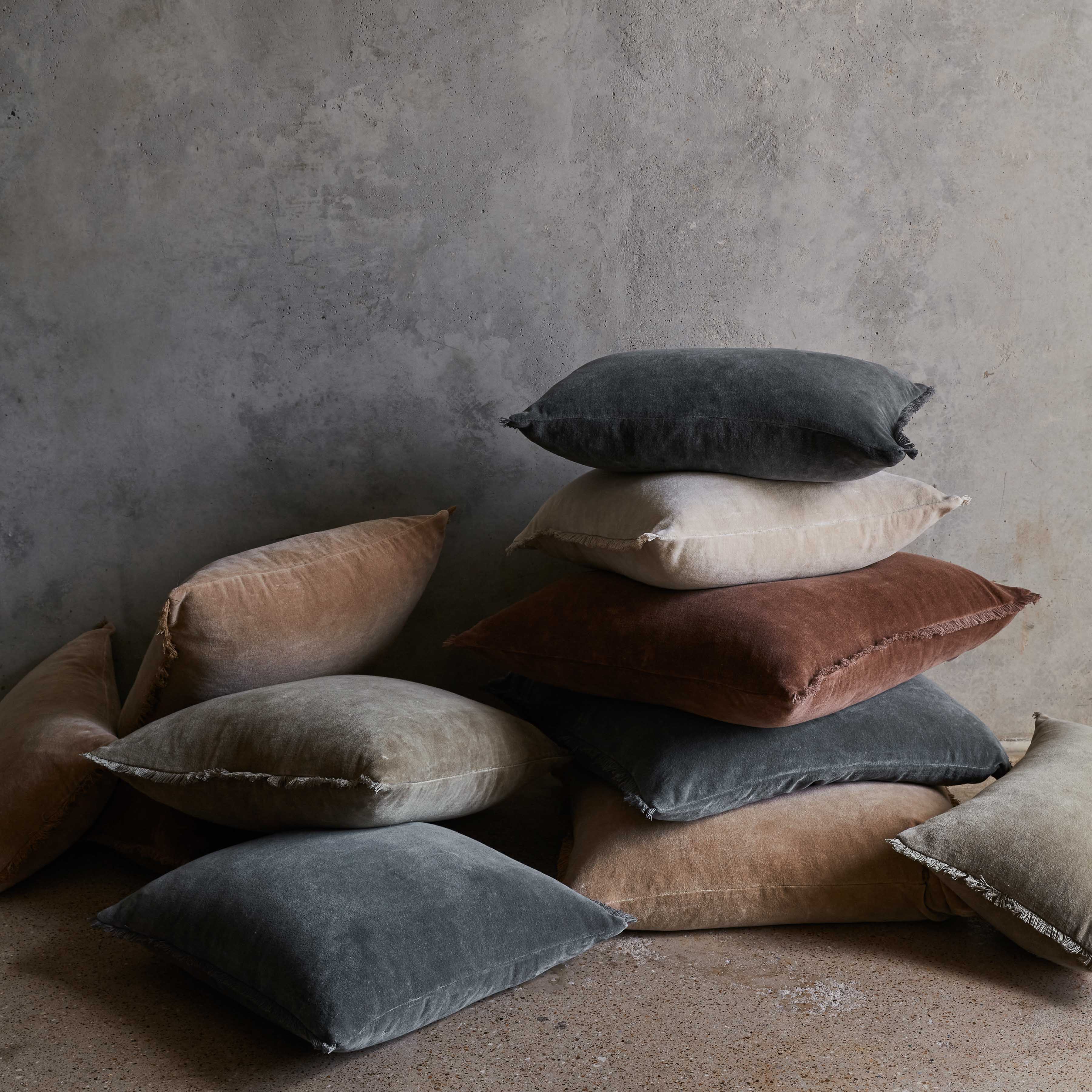 Naveta Velvet Pillow - Image 44