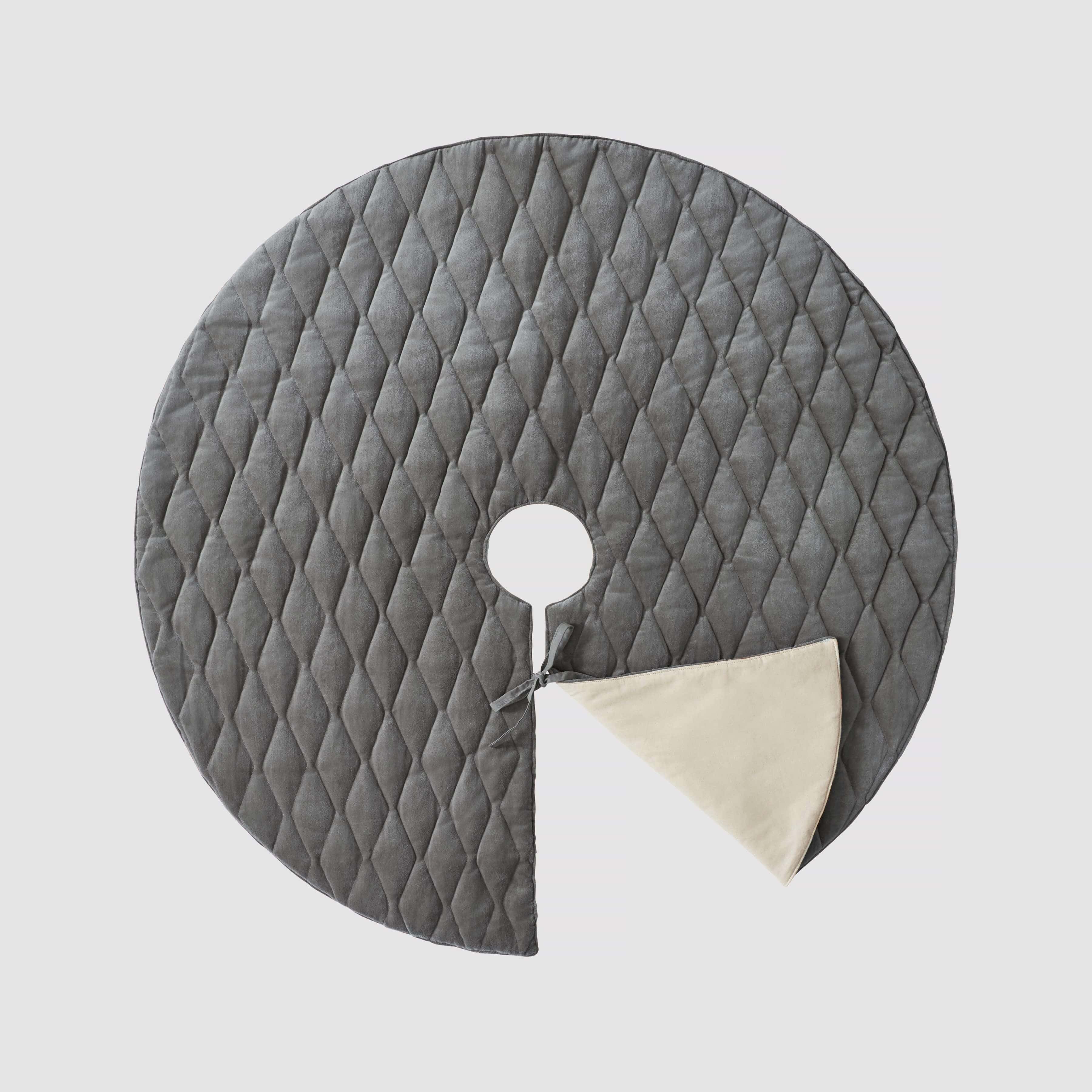 Naveta Velvet Tree Skirt - Image 3
