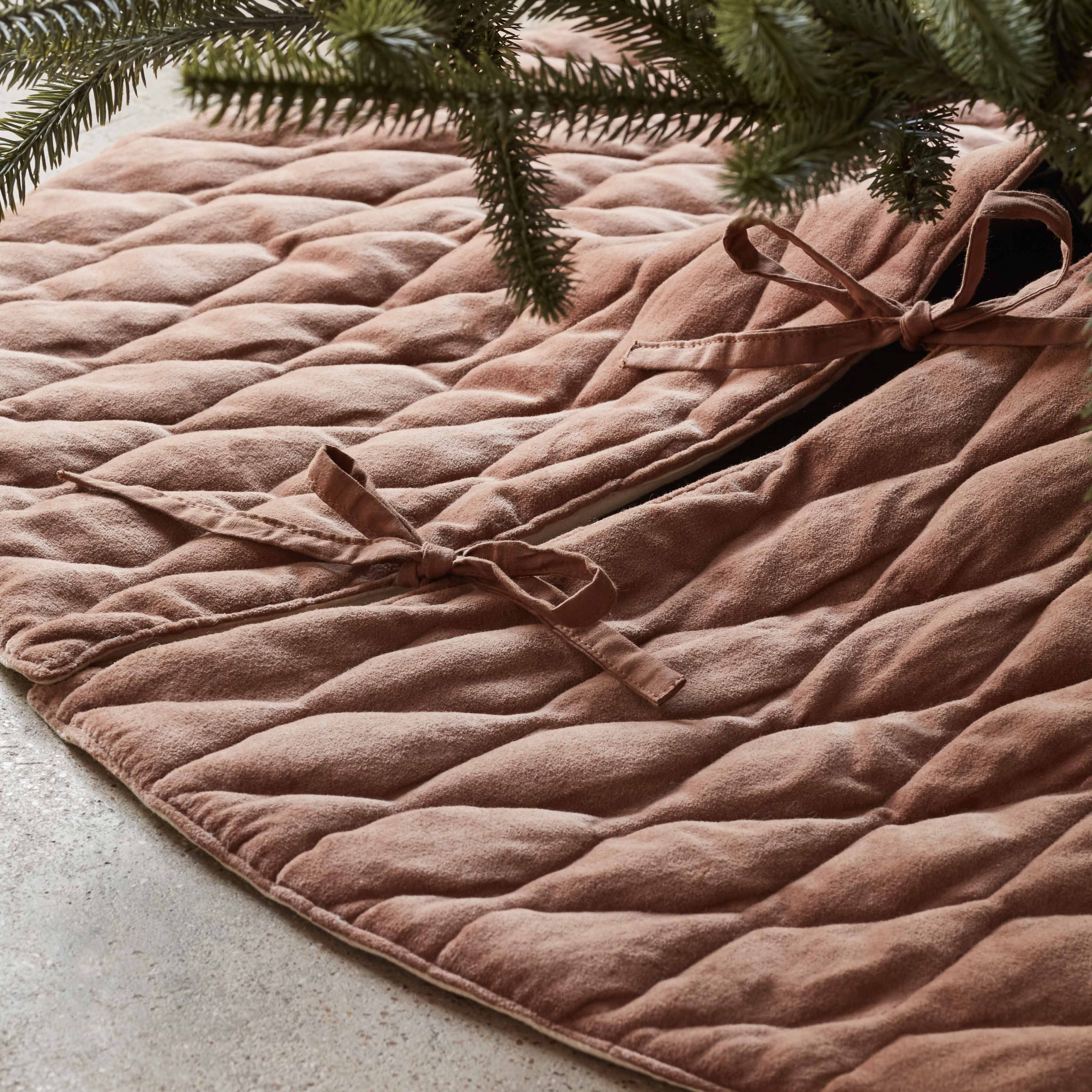 Naveta Velvet Tree Skirt - Image 2