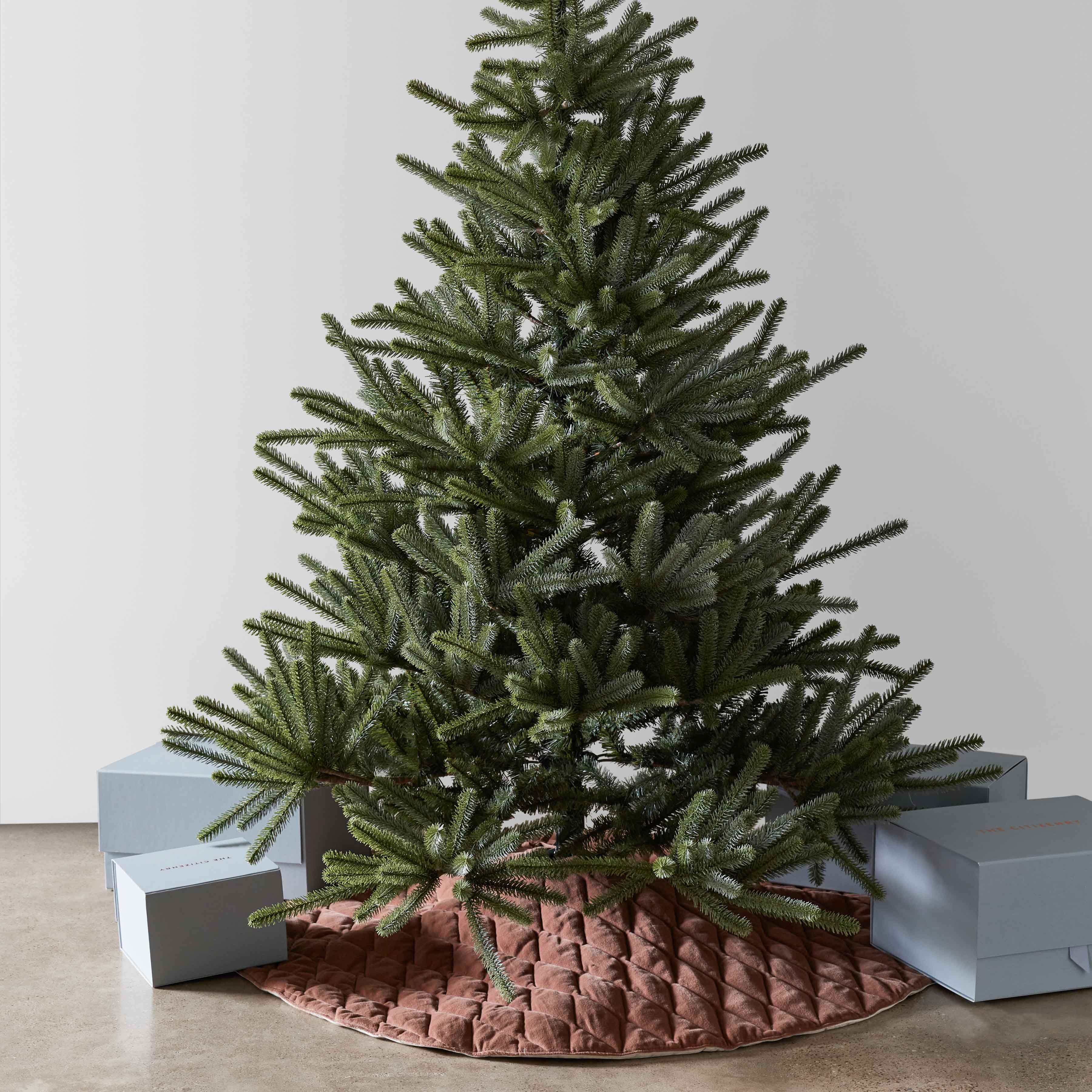 Naveta Velvet Tree Skirt - Image 3