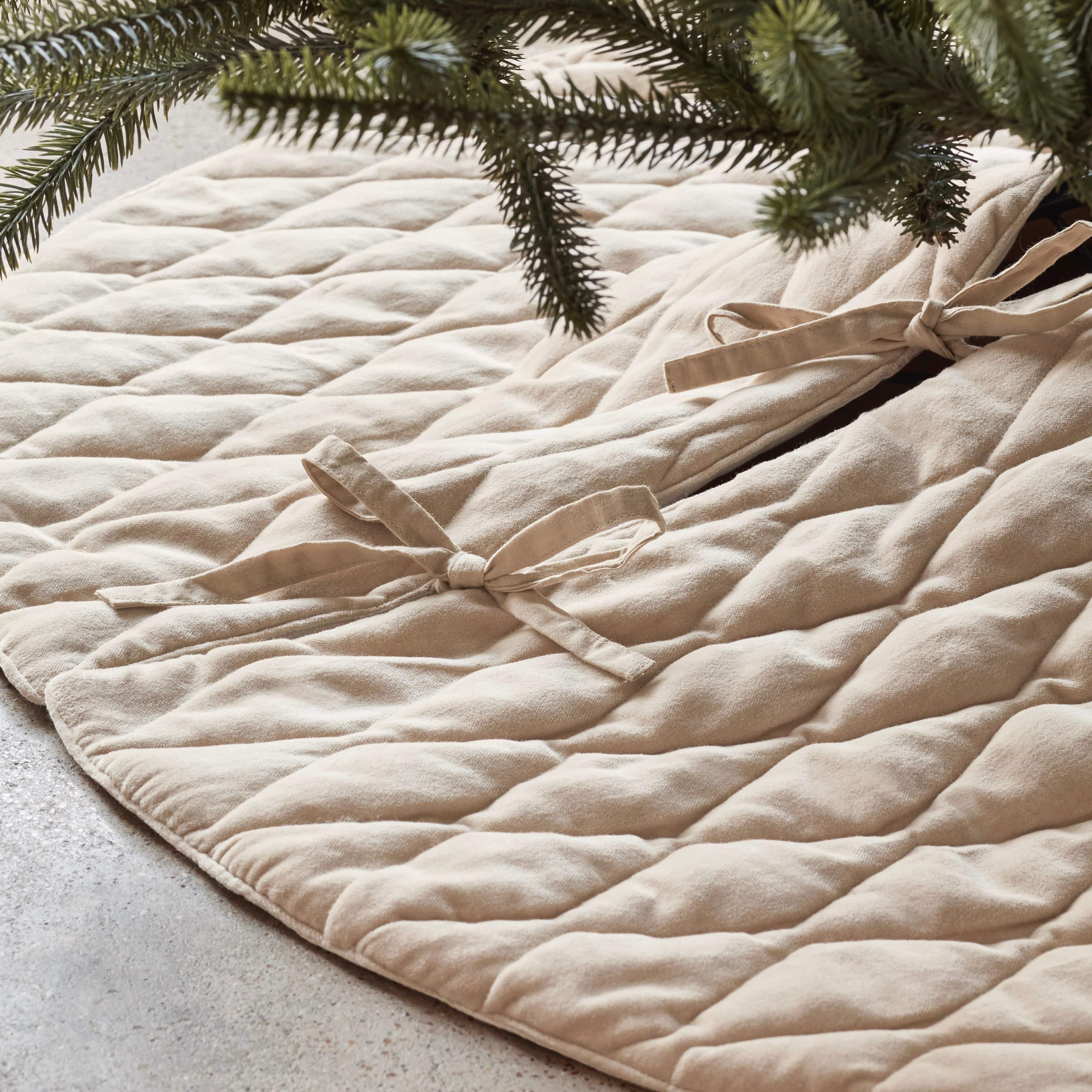 Naveta Velvet Tree Skirt - Image 7