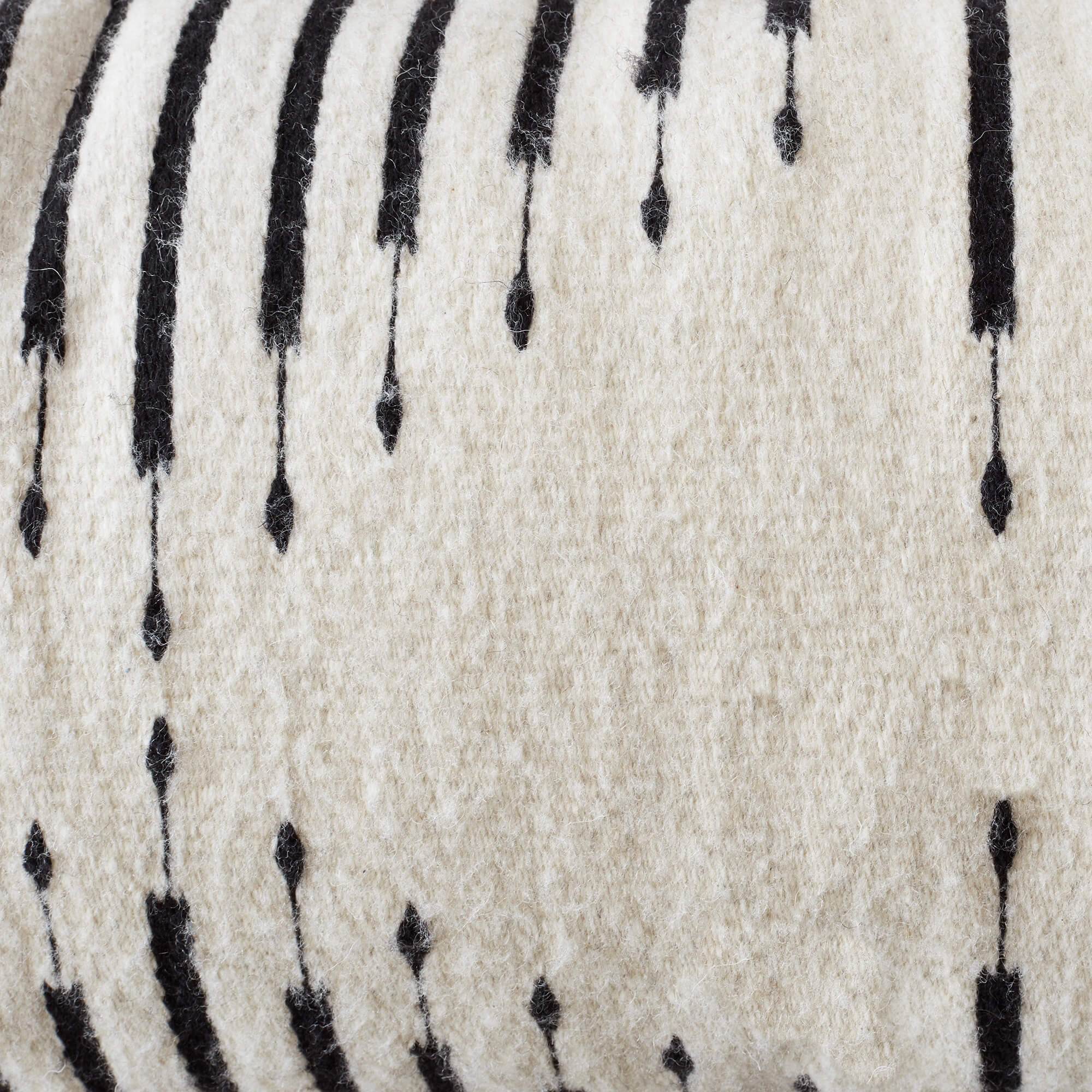 Viento Lumbar Pillow - Image 8